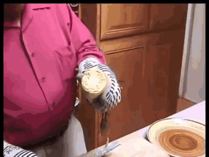 10. 用微波炉把玉米加热8分钟,就可以在5秒内去皮取出玉米.