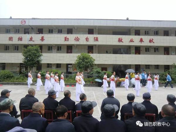 【暖心】关爱老人,镇巴职业中学在行动!