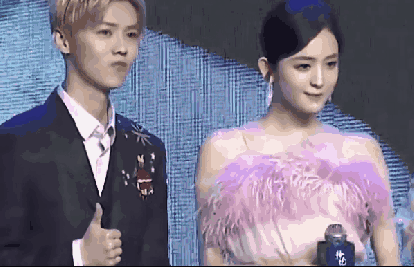 跑男发布会上一个手势,足以说明鹿晗喜欢迪丽热巴