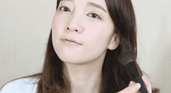 step7 眼线笔选择棕色比较自然, 紧贴睫毛根部画,眼尾不用拉太长.