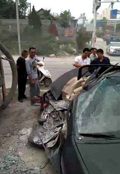 【突发】南阳朋友圈疯传某路口一大罐车压碎小轿车事故,无人员死亡!