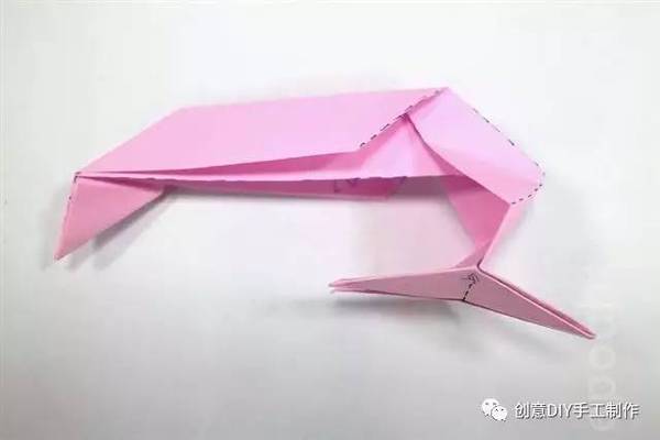 过了端午节,天气就正式进入盛夏了。端午节的习俗融入了夏季饮食禁忌,如:插艾草,戴香包,喝雄黄酒等都是为了抗瘴、消毒,于是端午节也被称为「卫生节」。 端午节的习俗除上述活动外,最为大人、小孩熟知的是吃粽子与划龙舟竞赛。户外温度高,不小心容易中暑,若是家长在家陪小孩看电视的划龙舟竞赛、折纸龙船,小孩一定更高兴,因为她们最需要的亲情陪伴得到满足,这比现场观看竞赛更让孩子回味无穷。今天小编就给大家分享一个龙舟折纸手工。