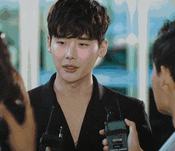 正确答案是,你应该:凝视她几秒,然后郑重点头,说