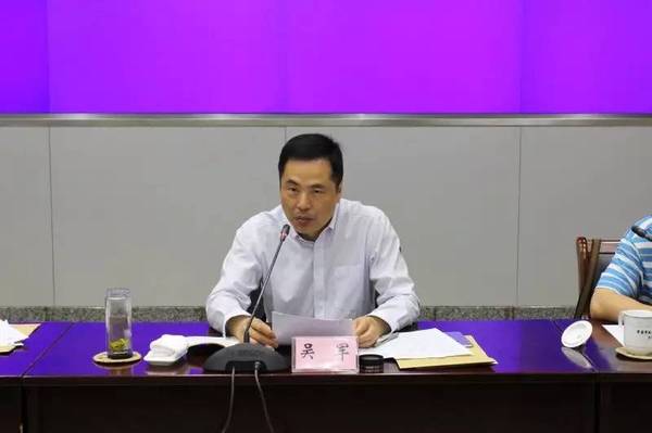 体育局副局长张荣对省运会竞赛筹备工作进行了说明▼