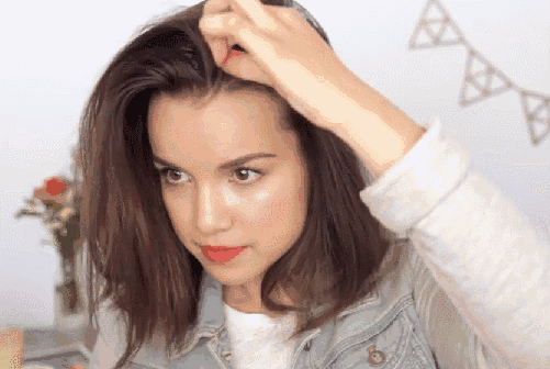 洗干净头发后,用梳子梳顺头发