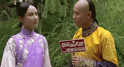 换句话说,吃瓜群众们是近距离观摩了两人的恋爱日常,就连片场外二人