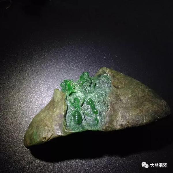 原本毫无价值的翡翠原石,怎么会变成这个样子?