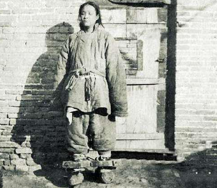 这一天,洪秀全誓师起义,同时颁布了五条军纪,其中第二条是"别男行女行