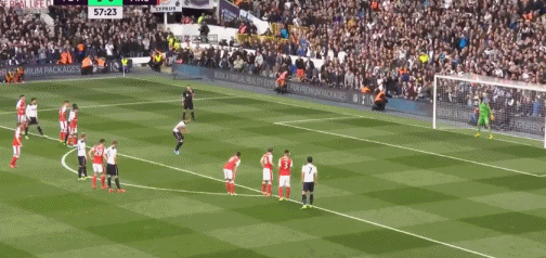 过切赫将球罚进球门左下角,热刺2-0领先阿森纳,枪手三分钟内连失两球