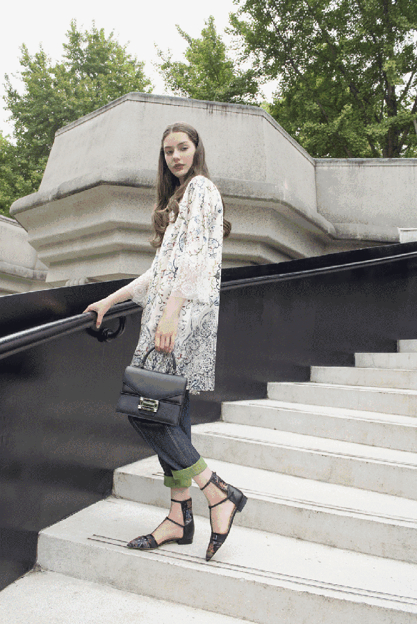 微风轻拂于脸颊 轻快的脚步 悠扬的圆舞曲 随风飘逸的 银色镜面