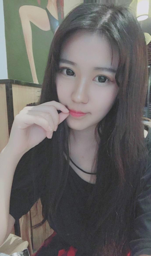 90后武汉艺校校花 迷人的外表性感的身材