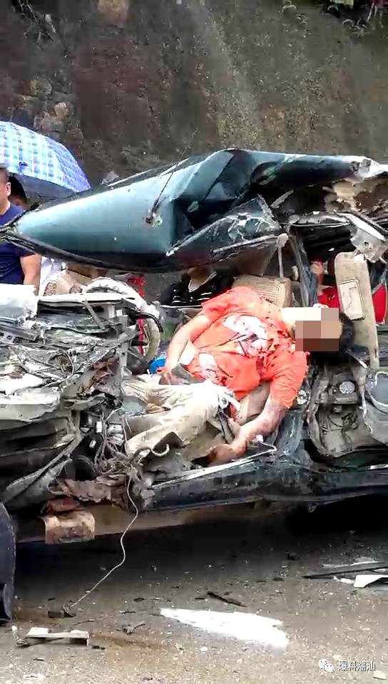 积恶!潮汕往惠来高速公路发生严重车祸,一轿车被撞烂致司机当场死亡.