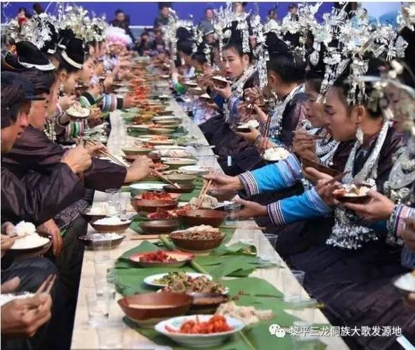 也许你体验过侗族长桌宴,但在最美的"四耶"河堤,最美最长的"歌祖文化