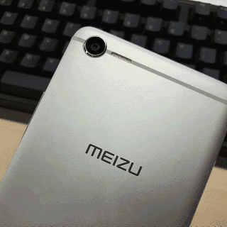 单身狗慎点!魅蓝e2情侣合照虐你不眨眼