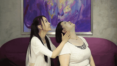 将舌头往外伸,在延伸的过程中,一定要保持我们下巴收紧淖状态.