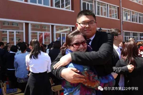 哈市两所高中成人礼:哈三中太轰动,"八月长安"来了,老师竟说:孩子,离