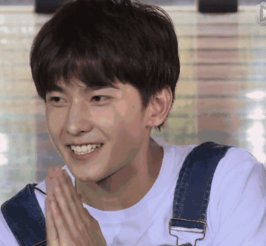 即使他气质儒雅,可他却用强大的颜艺和表情包征服了观众