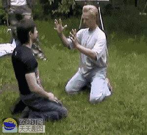 爆笑gif图:小小年纪,已是人生赢家