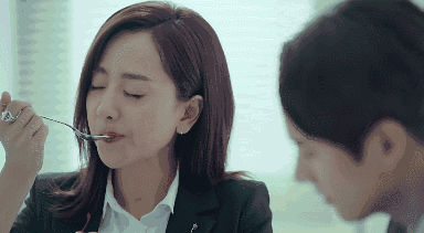 蜂蜜水一般在吃早餐和夜晚睡前 各喝一杯较为适宜 平时坐在办公室也