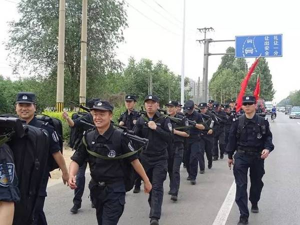 5月19日早上7点30分,特警支队全体人员着特警作战服,携带单警背囊,带