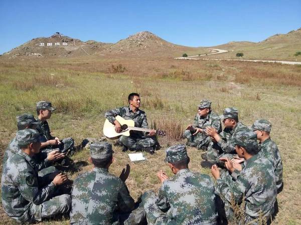 阿振从小挚爱音乐,热爱军营,创作军旅歌曲40余首,发行《兵心《背叛