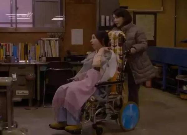 时间又过了八年 因为当年的事故,小萤成了植物人瘫痪在了轮椅上.