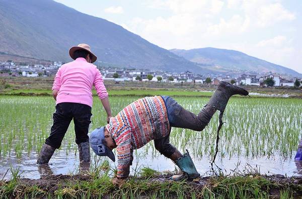 我可得把靴子里得泥水倒一倒