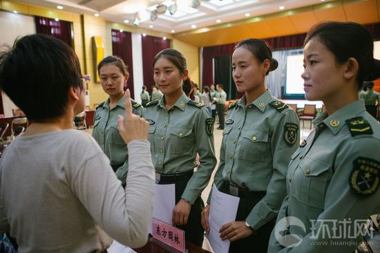 三军仪仗队女兵中队长程诚告诉我们,女兵的身高在173cm-180cm之间