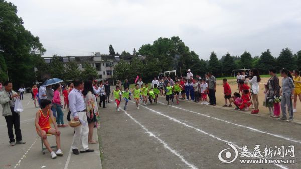 新化县水车镇举行全镇中小学田径运动会