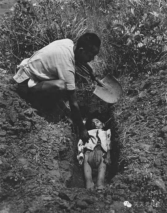 1946年,湖南,埋葬在饥荒中饿死的儿童.