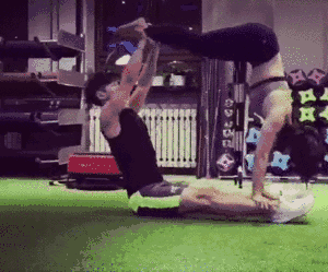 当然也少不了 专属于情侣的肌肉拉伸姿势 你懂的 如今在健身圈 两人