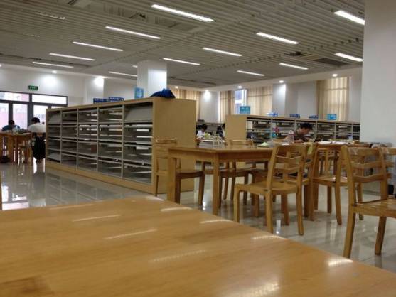 三江一共有两个图书馆,最常去的还是新图,虽然只有在考试周才会去一睹