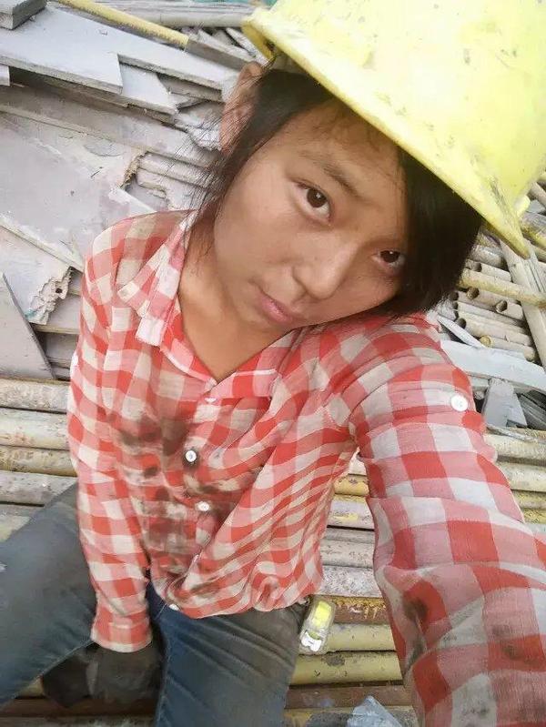 实拍最美工地女孩:面容清新脱俗,干活吃苦耐劳