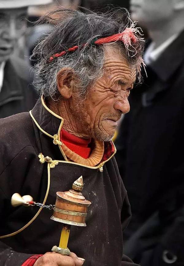 于是,一踏上高原的土地, 路边,寺庙里, 藏民们手持各色转经筒, 身着