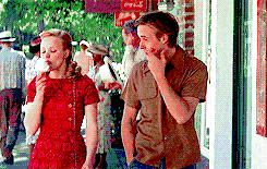 随后两人开始嬉笑接吻,甜蜜得分不开.