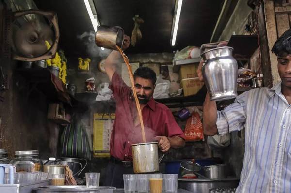 所以我在印度旅行的时候,几乎每天早晨都会站在街头饮一杯奶茶