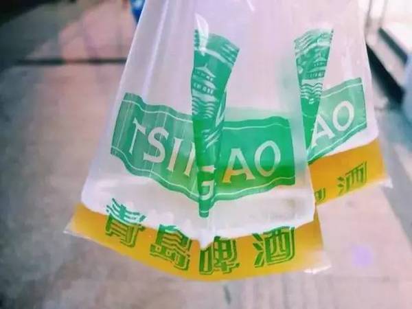 是的,青岛啤酒最特殊的地方, 就是用塑料袋装着.