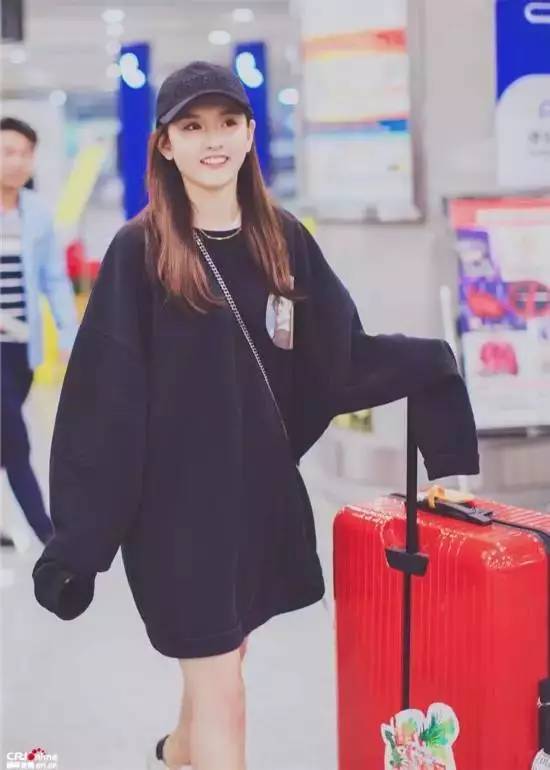 没有大牌傍身依旧吸引人的眼球 娜扎行李箱里除了新疆少女必备的