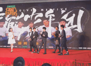 《高能少年团》有一期节目嘉宾是 杨紫,杨紫刚一下车 张一山就吐槽了