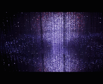 观众在水晶宇宙现场现场拍照 这个由无数的发光粒子组成的光的宇宙