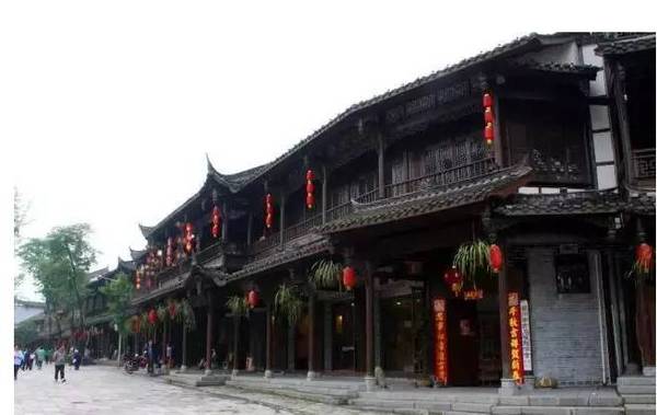 逛逛逛:古朴的街道,混杂着泥土的清香,若是在茶楼中消遣那可是耽误了