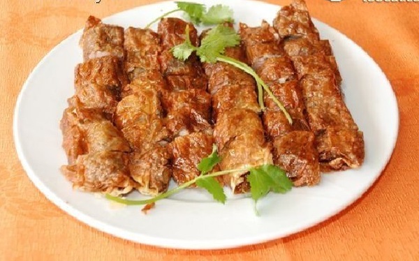 五香,是闽南地区特有的汉族小吃之一,闽南地区有在重要的节日炸五香条