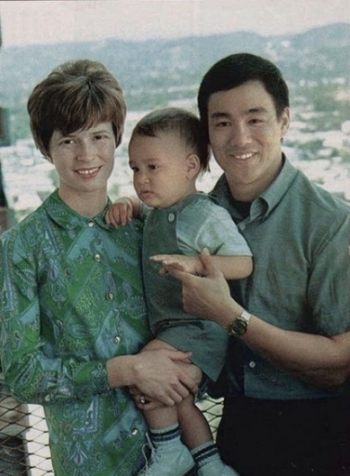 李小龙家庭照:李小龙和妻子琳达·埃莫瑞,儿子李国豪