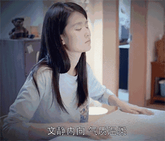 在现实生活中,乔欣的妆容依旧坚持一个字,淡!