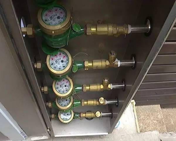 主要就是因为原来 金地首座的房开商 他们给我们预留的水表安装的位置