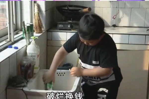 搞笑收破烂 小孩子把啤酒倒了再卖瓶子