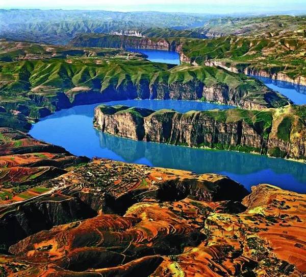 青铜峡是黄河上游最后一个峡谷,山高水深,两岸悬崖峭壁.