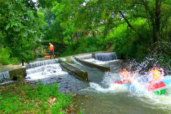 地宫漂流位于东方盐湖城道天下一下景区内坤地谷 "坤"为地,坤地谷