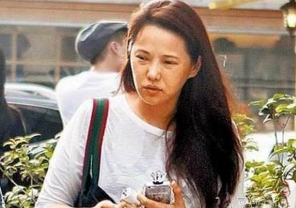 卸妆之后,素颜上街的伊能静,很路人啊.