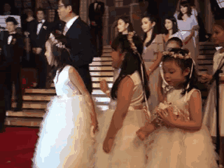 乔治王子踩坏婚纱,婚礼花童一定要慎选!